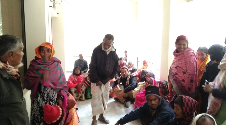 মজুরির দাবিতে প্রকৌশলীর অফিসের সামনে অবস্থান